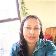 Profesor de sociales imparte clase para niños de todas las edades